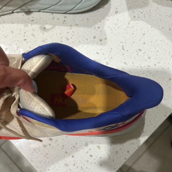 Hokas - Picture 4 of 9